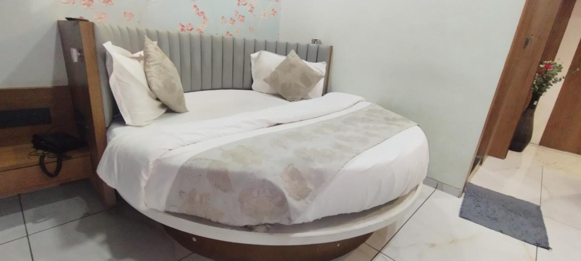 Hotel Paris Plaza Ahmadábád Kültér fotó